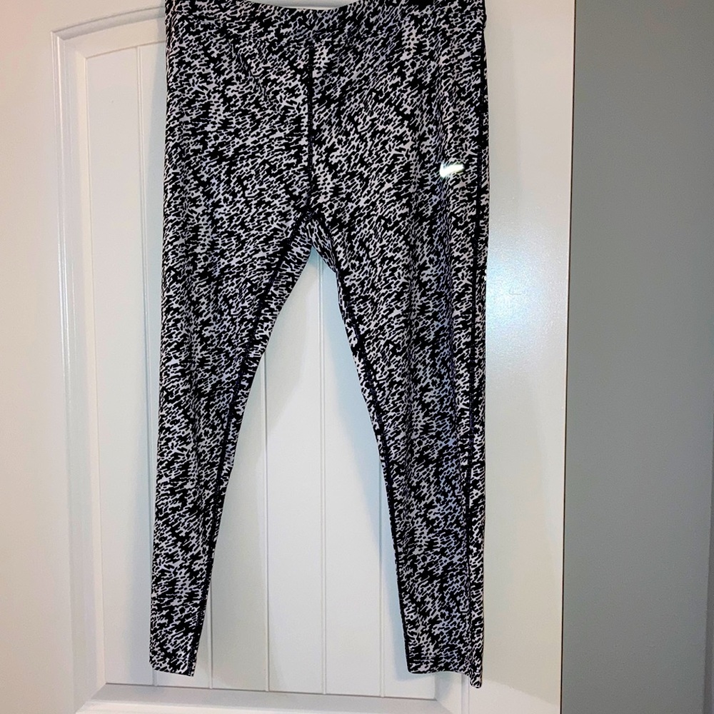 SOLD - Nike Cropped Leggings